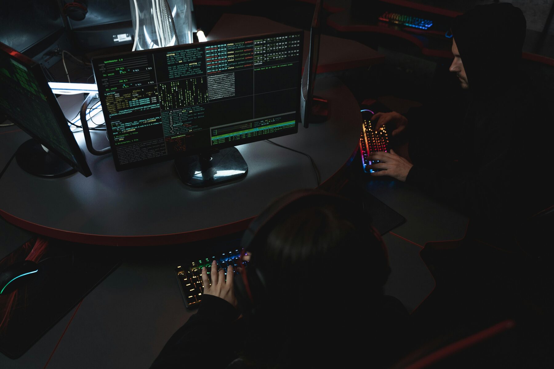 Equipo técnico monitoreando operaciones y análisis de seguridad